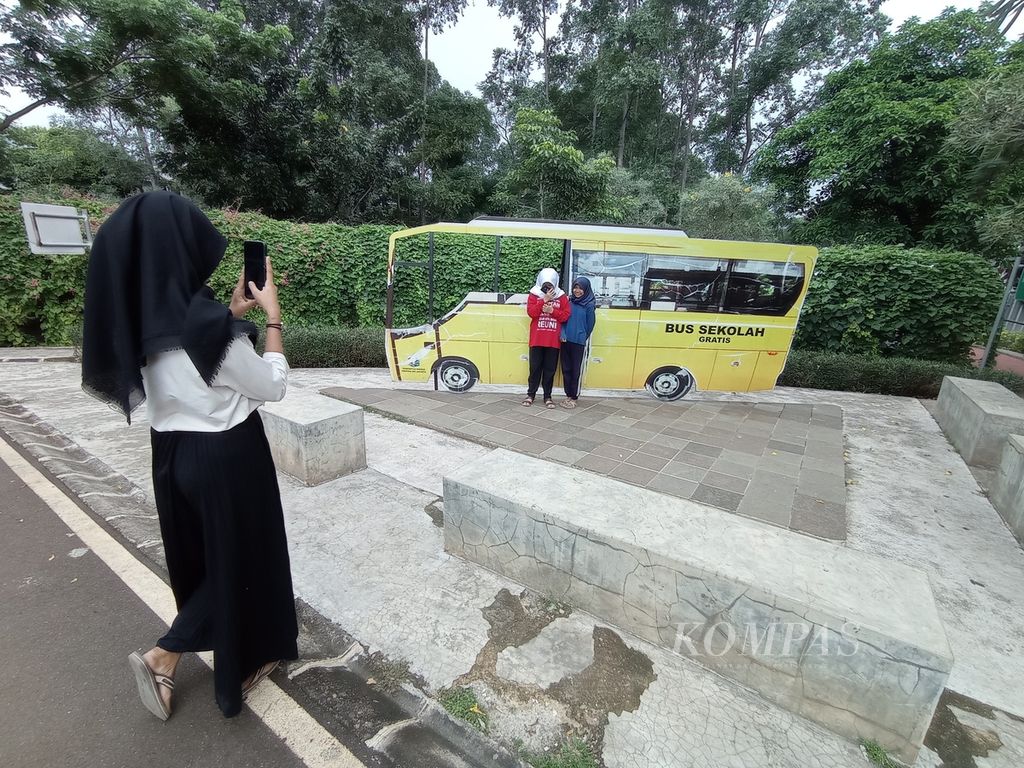 Remaja berswafoto di Taman Pintar Berlalu Lintas Tebet Timur, Jakarta Selatan, Selasa (5/4/2022) sore. Aktivitas di taman menghilangkan kebosanan dan kejenuhan mereka.