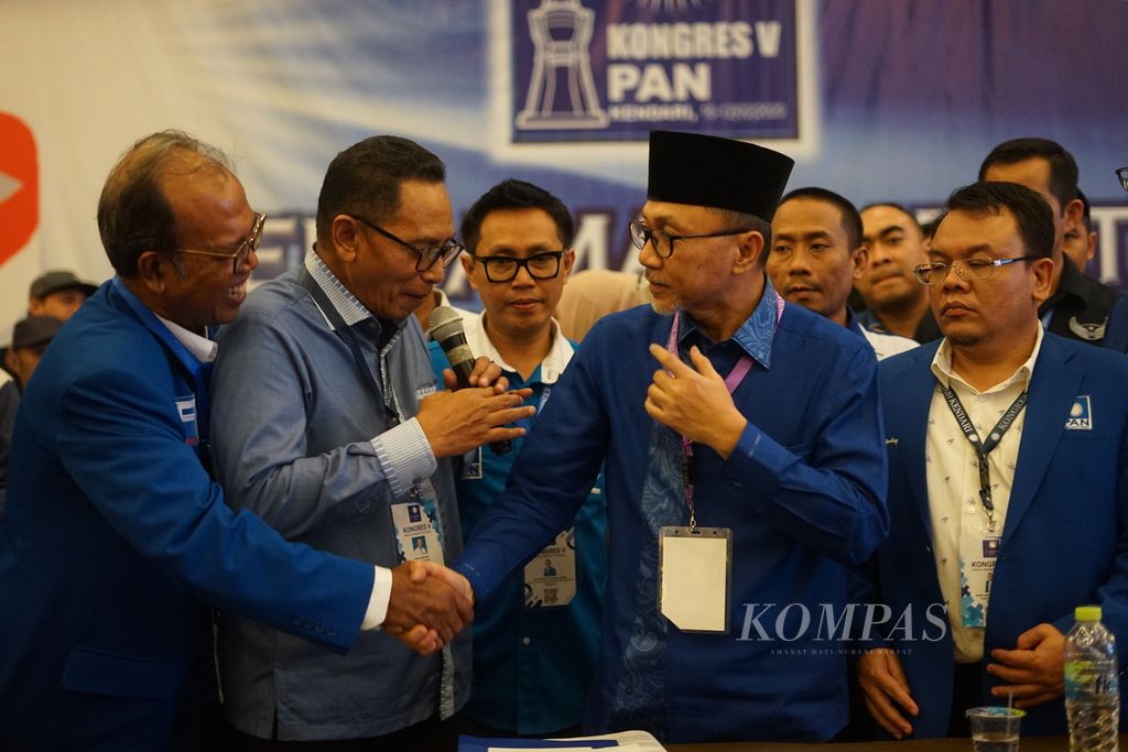 A number of Amanat Nasional Party (PAN) cadres congratulate Zulkifli Hasan on being re-elected as the Chairman of PAN for the 2020-2025 term, in Kendari, Southeast Sulawesi, on Tuesday (11/2/2020).