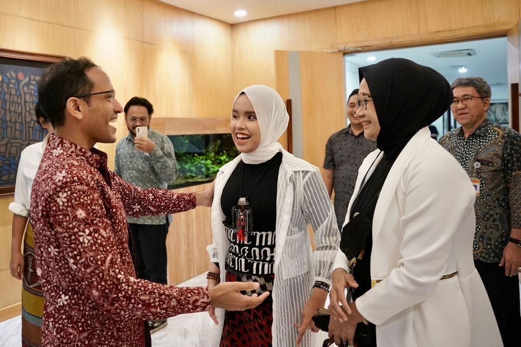 Mendikbudristek Nadiem Anwar Makarim berbincang dengan Putri Ariani, Jumat (9/6/2023). Putri mendapatkan beasiswa kuliah di Amerika Serikat lewat dukungan Kemendikbudristek.