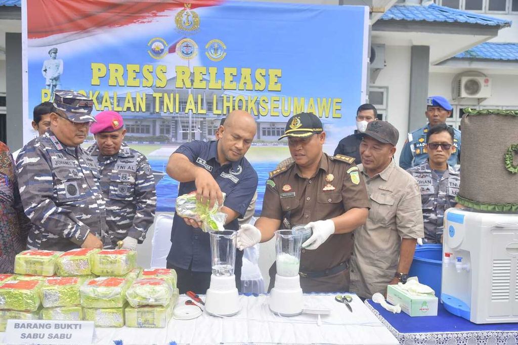 Danlantamal I Laksamana Pertama TNI Johanes Djanarko Wibowo didampingi Danlanal Lhokseumawe Kolonel Marinir Dian Suryansyah dan sejumlah pejabat daerah memusnahkan sabu hasil operasi, Kamis (15/9/2022).