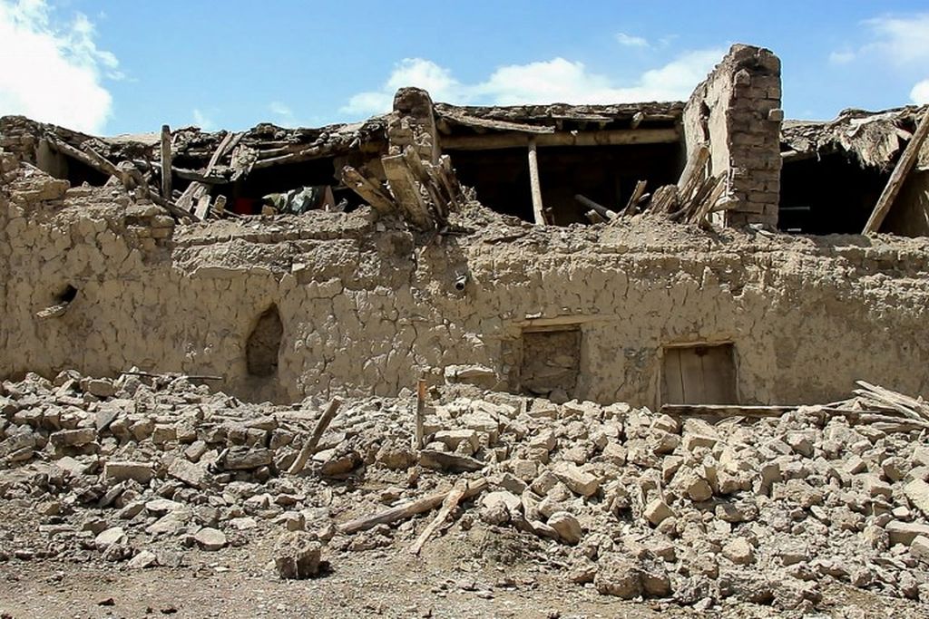 Rumah-rumah yang rusak digambarkan setelah gempa bumi di Distrik Gayan, Provinsi Paktika, pada Rabu (22/6/2022).