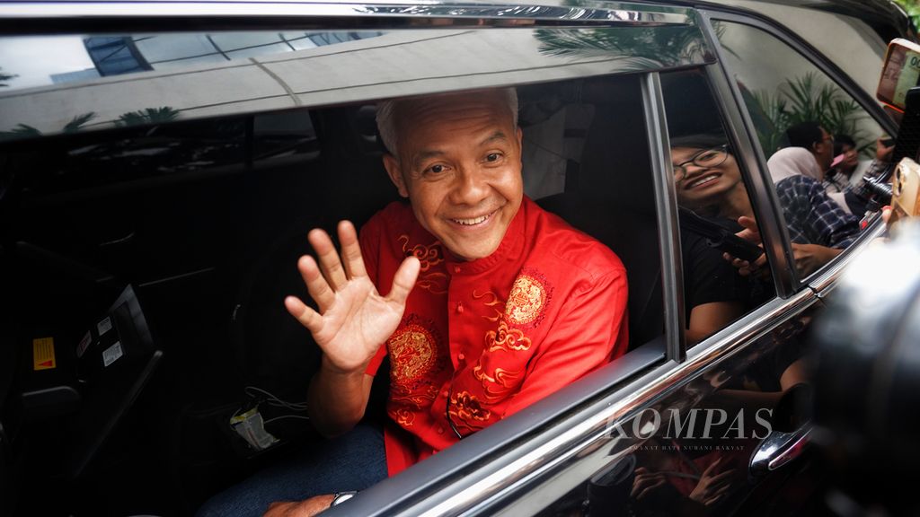 Calon presiden Ganjar Pranowo meninggalkan Gedung High End, Jalan Kebon Sirih, Jakarta, setelah pertemuan dengan Tim Pemenangan Nasional Ganjar-Mahfud, Kamis (15/2/2024).
