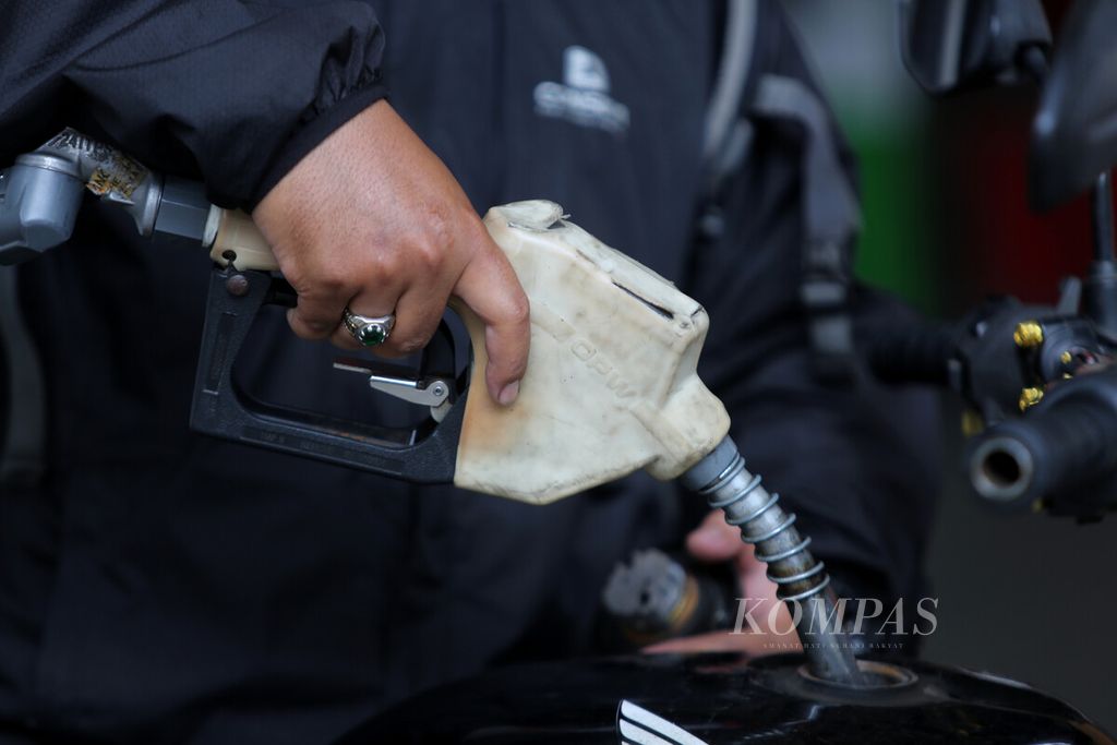 Konsumen mengisi bahan bakar pertalite di SPBU Pertamina di kawasan Kuningan, Jakarta, Selasa (28/12/2021). 