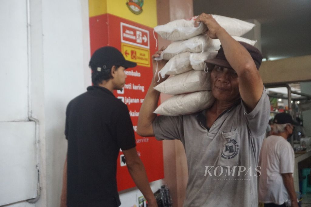 Petugas mengangkut beras subsidi dalam rangka operasi pasar di Pasar Manis, Purwokerto, Banyumas, Jateng, Sabtu (28/1/2023).
