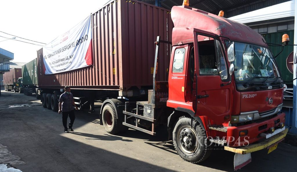 A queue of export container trucks containing aluminum products produced by Maspion in Sidoarjo, East Java, Thursday (29/9/2022).The global economy is continuing to slow, while one-third of the world's economy is expected to experience negative growth and recession this year and next.