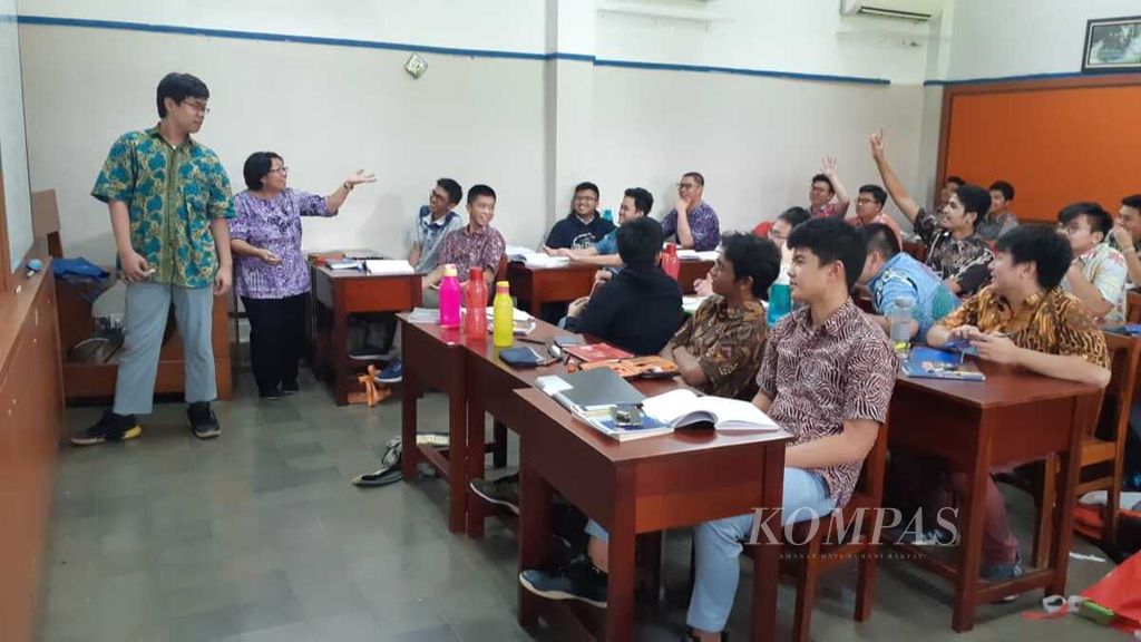 Proses pembelajaran di SMA Kolese Kanisius Jakarta, Senin (29/4/2019). Sekolah ini menggunakan sistem pembelajaran dengan keterampilan berpikir tingkat tinggi atau High Order Thinking Skills (HOTS). Guru tidak hanya mengajarkan hafalan tetapi mengajak untuk menganalisa suatu persoalan.