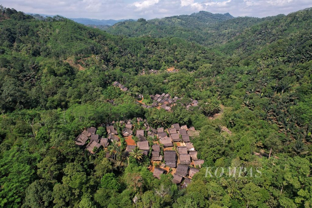 Lanskap beberapa kampung adat Baduy Luar di Desa Kanekes, Leuwidamar, Lebak, Banten, Sabtu (8/7/2023). 