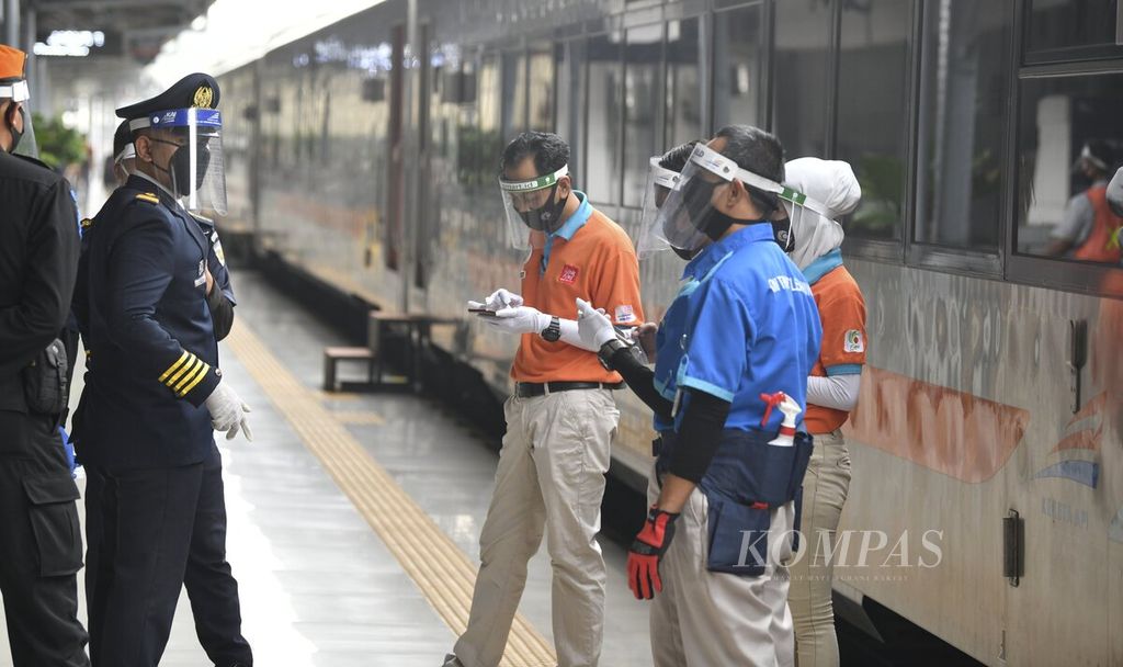 Para petugas bersiap menjelang keberangkatan kereta Kertajaya relasi Jakarta-Surabaya di Stasiun Pasar Senen, Jakarta, Jumat (10/7/2020). 