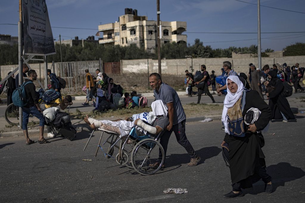  Warga Palestina mengungsi ke wilayah selatan di Jalan Salah al-Din di Bureij, Jalur Gaza, Jumat (10/11/2023).   