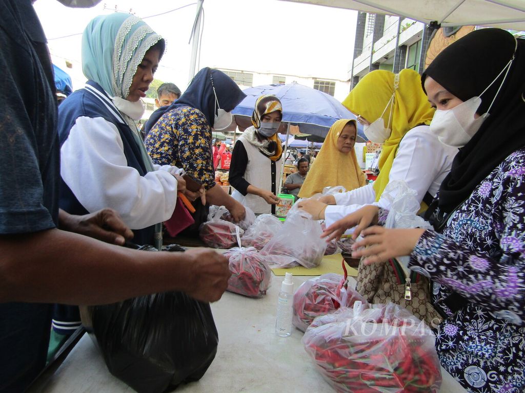 Masyarakat membeli cabai dan bawang merah dalam kegiatan operasi pasar yang digelar Pemerintah Provinsi Lampung, Rabu (22/6/2022), di Pasar Tugu, Bandar Lampung. Kegiatan itu dilakukan untuk mengendalikan harga pangan.