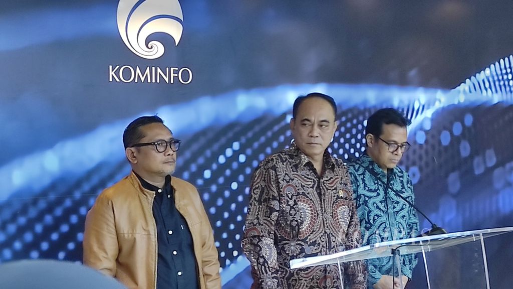 Menkominfo Budi Arie Setiadi dan Wamenkominfo Nezar Patria saat konferensi pers pengumuman penetapan Surat Edaran Menkominfo Nomor 9 Tahun 2023 tentang Etika Kecerdasan Artifisial, Jumat (22/12/2023), di Jakarta.