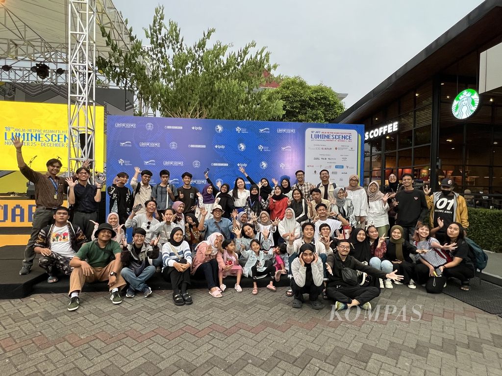 Para penonton netra dan tuli bersama dengan sukarelawan teman bisik seusai menonton <i>Petualangan Sherina 2</i> di program Bioskop Bisik, Senin (27/11/2023). Program ini sudah berjalan dua tahun di Jogja-Netpac Asian Film Festival.