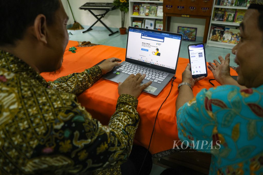 Guru SDN Menteng 02 Jakarta Pusat, Supri Riyadi (kanan) dan Ervin Trisworo, mendiskusikan materi pada Platform Merdeka Mengajar di Perpustakaan SDN Menteng 02 Jakarta Pusat, Kamis (23/11/2023). 