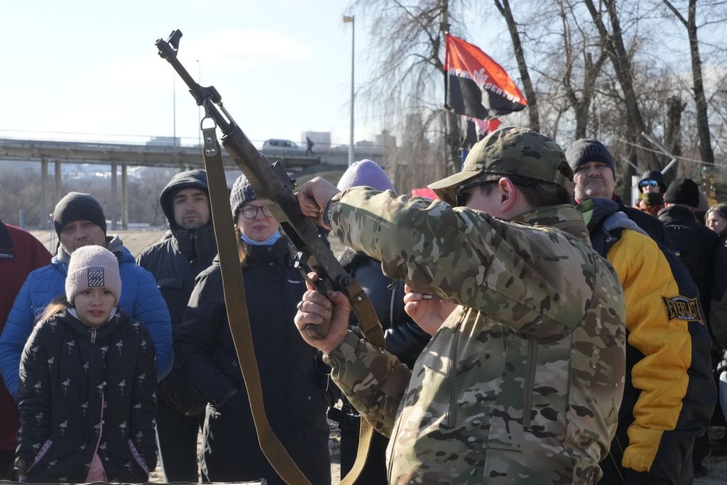 Seorang instruktur menunjukkan senapan serbu Kalashnikov dalam pelatihan dasar penggunaan senjata yang dilakukan oleh. kelompok sayap kanan Ukraina, di Kyiv, Ukraina, Minggu (13/2/2022). Pelatihan serupa kepada warga sipil juga dilakukan oleh Unit Pasukan Khusus Azov, dari Garda Nasional Ukraina.