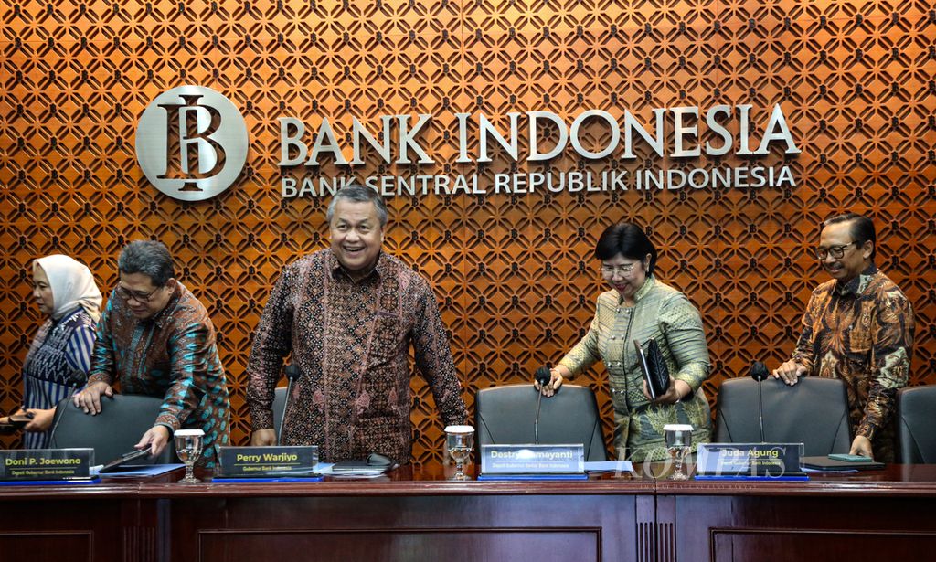 Gubernur Bank Indonesia Perry Warjiyo (ketiga kiri) bersama jajaran deputi bersiap memulai konferensi pers hasil Rapat Dewan Gubernur Bank Indonesia di Jakarta, Rabu (17/01/2024). 