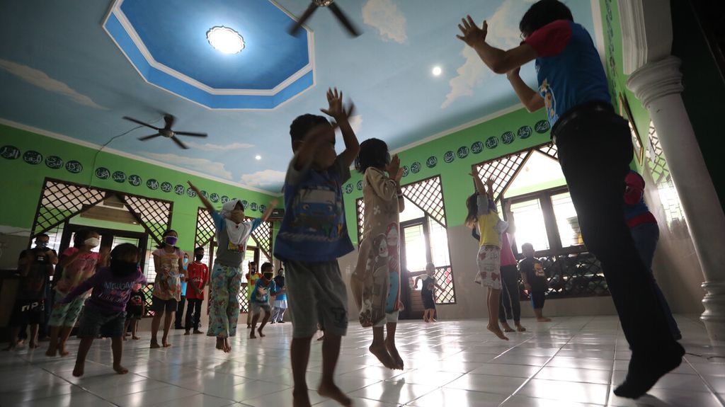Anka-anak jalanan siswa Sekolah Master di Depok, Jawa Barat, mengikuti kegiatan permainan yang diasuh Seto Mulyadi (akrab dipanggil Kak Seto) selaku Ketua Lembaga Perlindungan Anak Indonesia (LPAI), Senin (18/5/2020). 