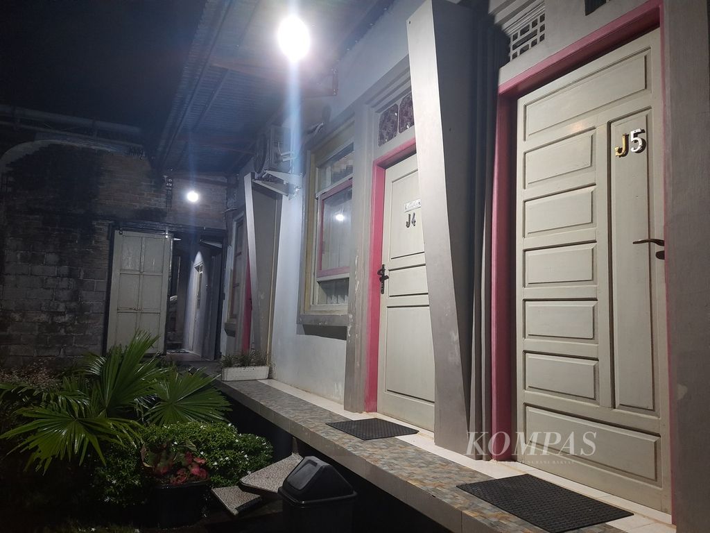 Pintu-pintu kamar Hostel Hazira, Jalan Raya Simpang Empat, Nagari Koto Baru, Kecamatan Luhak Nan Duo, Kabupaten Pasaman Barat, Sumatera Barat, Rabu (9/3/2022) malam.