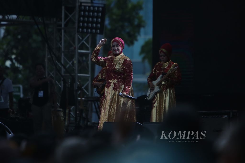 Kelompok kasidah asal Semarang, Nasida Ria, tampil dalam Synchronize Festival di Gambir Expo, Kemayoran, Jakarta, Minggu (6/10/2019). 
