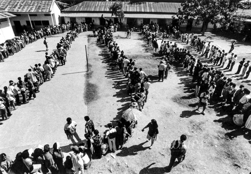 Queue of Dili residents who are enthusiastic about using their voting rights at the State Elementary School polling station Bemori, Dili, on Monday (30/8/1999).