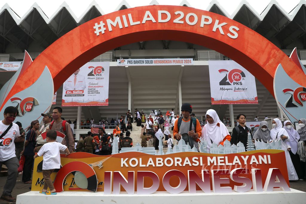 Anggota dan simpatisan Partai Keadilan Sejahtera (PKS) hadir di Istora Senayan, Jakarta, tempat dilaksanakannya puncak peringatan Milad Ke-20 PKS, Minggu (29/5/2022). Tema Milad Ke-20 PKS adalah "Kolaborasi Melayani Indonesia". 