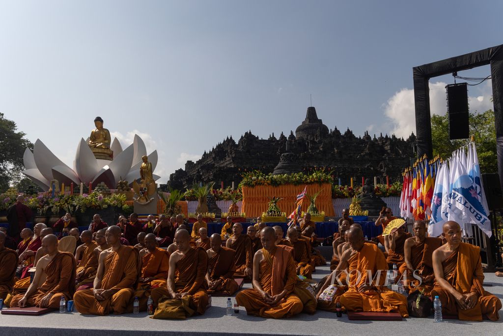 Biksu dari sejumlah negara bersiap mengikuti puncak perayaan Waisak 2567 BE/2023 di Candi Borobudur, Magelang, Jawa Tengah, Minggu (4/6/2023). Peringatan detik-detik Waisak pada pukul 10.41.19 WIB berlangsung khidmat di tempat itu dengan dihadiri oleh umat Buddha dari sejumlah daerah dan negara. Tema perayaan Waisak pada tahun ini adalah "Aktualisasikan Ajaran Buddha Dharma di dalam Kehidupan Sehari-hari".