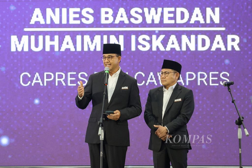 Pasangan capres-cawapres Anies Baswedan-Muhaimin Iskandar berpidato di acara Rapat Koordinasi Sentra Penegakan Hukum Terpadu di Hotel Grand Sahid Jaya, Jakarta, Senin (27/11/2023). 