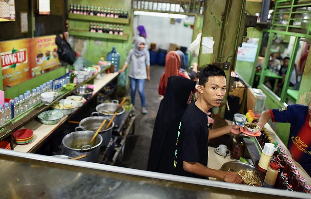 Tauco Moro Tresno (H Caup Gendut) di Pasar Senggol, Tegal, Jawa Tengah, Minggu (21/5). Kuliner berkuah khas Tegal ini banyak diminati warga.