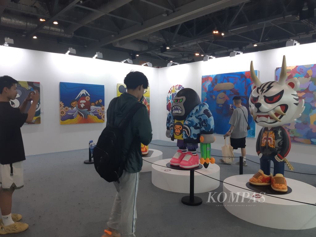 Pengunjung memperhatikan sejumlah instalasi seni di Bape Gallery yang dipamerkan dalam Complexcon Hong Kong 2024, Minggu (24/3/2024). Complexcon merupakan pameran yang menggabungkan beragam kebudayaan populer, seperti musik, makanan, seni, inovasi, olahraga, dan pendidikan.