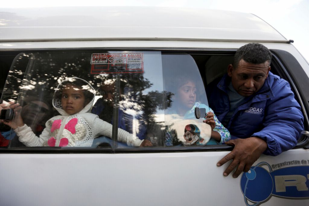 Keluarga imigran dari Venezuela dibawa ke tempat penampungan milik Pemerintah Kolombia di Bogota, Kolombia, 15 Januari 2019. 