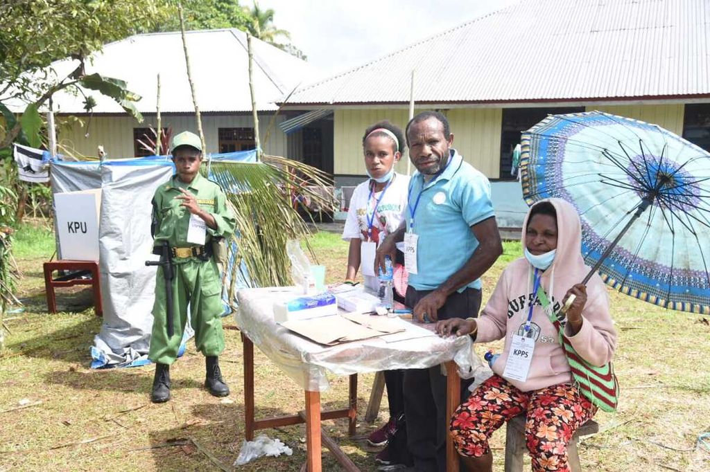 Anggota PPS mengikuti pemungutan suara ulang di salah satu TPS di Kabupaten Yalimo, Papua, Rabu (26/1/2022). Sebanyak 894 anggota Panitia Pemungutan Suara (PPS) bertugas dalam PSU di 298 kampung.