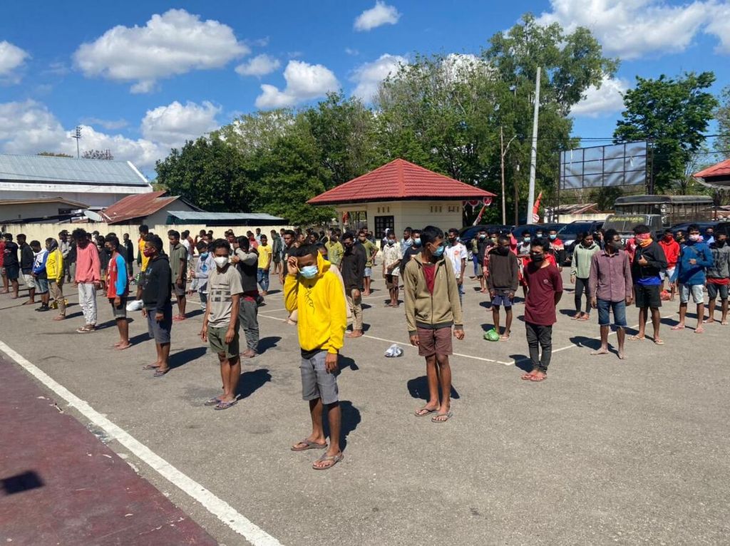 Ratusan pemuda Timor Leste yang mengikuti pelatihan bela diri dan pengukuhan perguruan pencak silat di Atambua secara ilegal, diamankan di Markas Polres Belu, Minggu (8/8/2021).