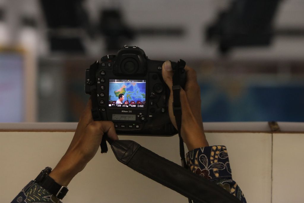 Pewarta foto mengabadikan Kapolri Jenderal (Pol) Listyo Sigit Prabowo saat menyampaikan keterangan kepada wartawan terkait bentrokan antar-pekerja di perusahaan smelter PT GNI di Morowali Utara, Sulawesi Tengah, di Istana Kepresidenan, Jakarta, Senin (16/1/2023). Kapolri mengatakan bahwa situasi di perusahaan tersebut sudah bisa dikendalikan pihak keamanan. Polisi sudah menangkap lebih dari 71 orang dan 17 orang di antaranya sudah ditetapkan sebagai tersangka dalam kasus ini. 