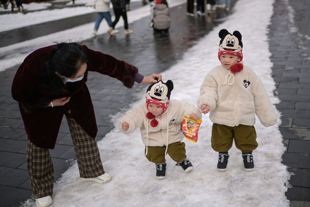 Anak-anak berkunjung ke kompleks Kota Terlarang di Beijing, China, 21 Februari 2024. 