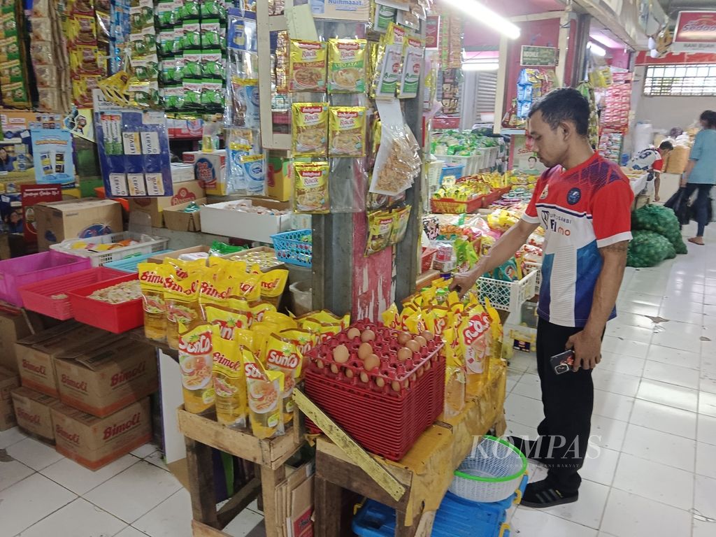 Tampak salah satu pedagang barang kebutuhan pokok di Pasar Kosambi, Kota Bandung, Jawa Barat, Selasa (23/4/2024). Minyak goreng bersubsidi termasuk salah satu barang kebutuhan pokok di Pasar Kosambi yang harganya melonjak hingga Rp 17.000 per liter. 