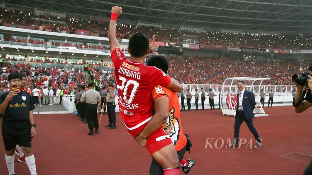 Pemain Persija Jakarta, Bambang Pamungkas, digendong rekan satu timnya ketika Persija menjadi juara tahun 2001, Nur Alim, saat merayakan gelar juara Gojek Liga 1 di Gelora Bung Karno, Jakarta, Minggu (9/12/2018). 