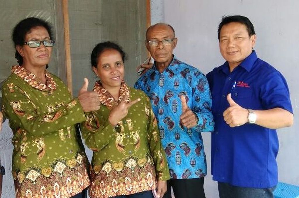 Raema Lisa Rumbewas (kedua dari kanan) berpose di antara sang ibunda, Ida Aldamina Korwa; ayahnya, Levinus Rumbewas; dan Kepala Bidang Pembinaan dan Prestasi Persatuan Angkat Besi Seluruh Indonesia (PABSI) Hadi Wihardja di Papua pada 2017.