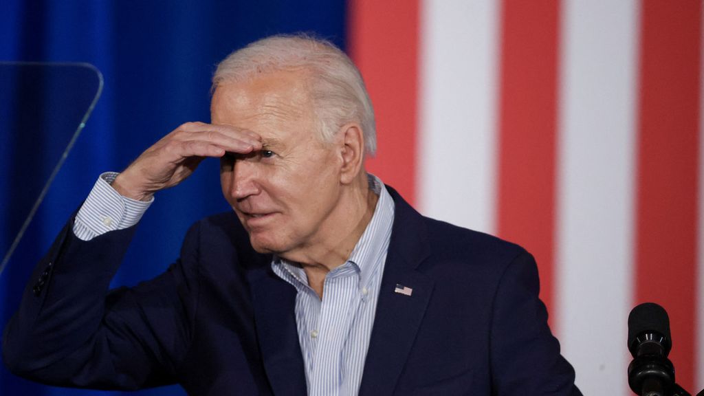 Presiden Amerika Serikat Joe Biden melihat ke arah kerumunan saat kampanye di Stupak Community Center, Nevada, AS, pada 19 Maret 2024.