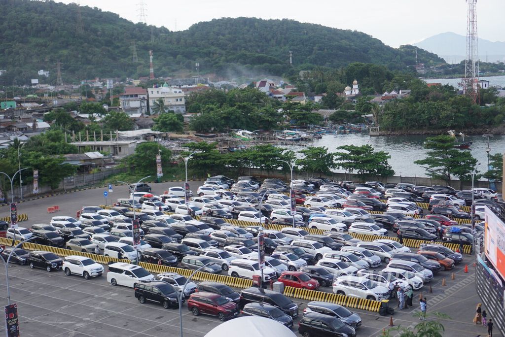 Mobil-mobiL terparkir di Dermaga Eksekutif Pelabuhan Merak, Cilegon, Banten, Selasa (9/4/2024). Para pengemudi mobil itu menunggu giliran masuk ke kapal untuk menyeberang ke Pelabuhan Bakauheni, Lampung.