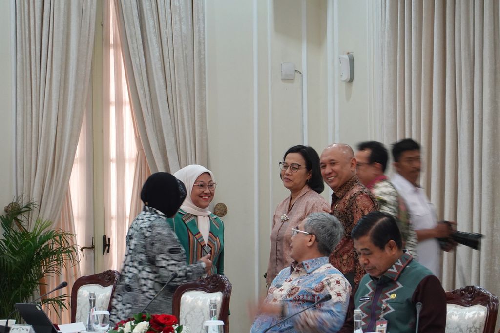 Sejumlah menteri tampak berbincang sebelum rakor percepatan penanggulangan kemiskinan dimulai di Istana Wapres, Jakarta, Kamis (22/2/2024). Tampak terlihat Menkeu Sri Mulyani, Menkop dan UKM Teten Masduki, Menaker Ida Fauziya, dan pejabat lainnya. 