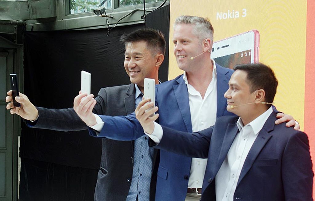 Head of Marketing  HMD Global Wilayah Asia Pasifik Shane Chiang (kiri), HMD Global Country Manager Indonesia Mark Tundler (tengah), dan HMD Global Master Trainer Irvan Ridha memperlihatkan tiga ponsel Nokia yang dipasarkan untuk Indonesia. Shane mengenalkan Nokia 3, Mark memperlihatkan Nokia 5, dan Irvan memegang Nokia 6.