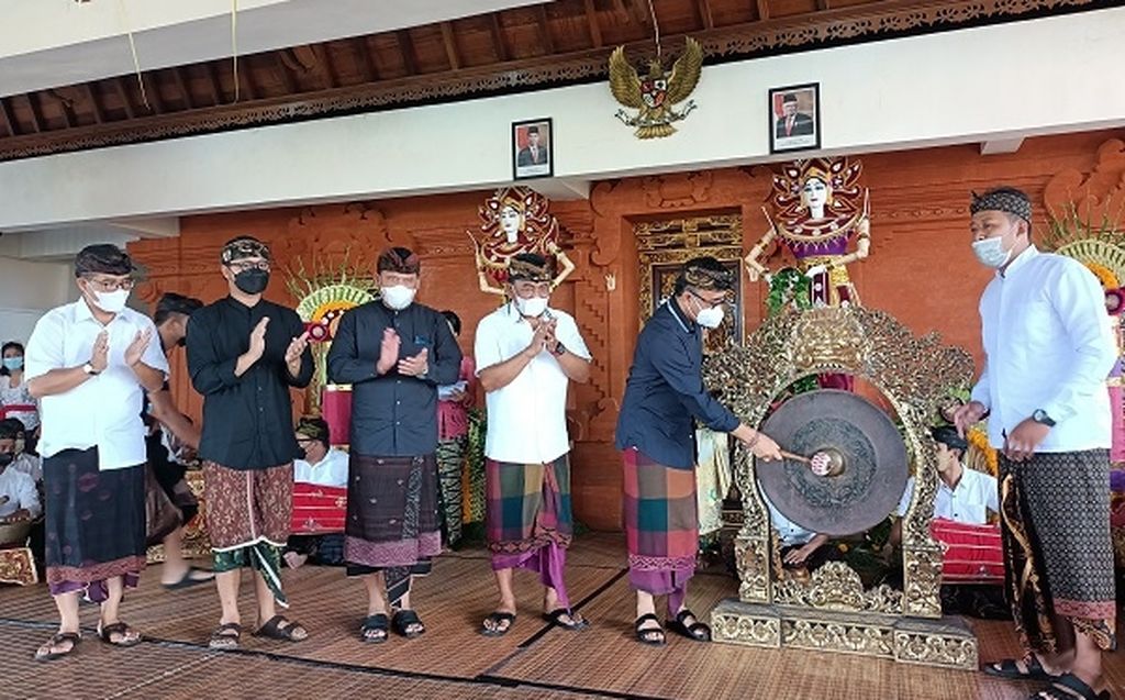 Walikota Denpasar, IGN Jaya Negara membuka lomba ogoh-ogoh mini ke 3  yang diselenggarakan Sekaa Teruna (ST) Yowana Dharma Kretih Banjar Kedaton, Kesiman ditandai dengan pemukulan gong, Minggu (20/3/2022).