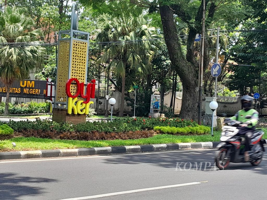 Tulisan ”Oyi Ker” atau ”Iya Rek” terpampang di taman media Jalan Veteran, Kelurahan Penanggungan, Kecamatan Lowokwaru, Kota Malang, Jawa Timur, Senin (26/2/2024). 