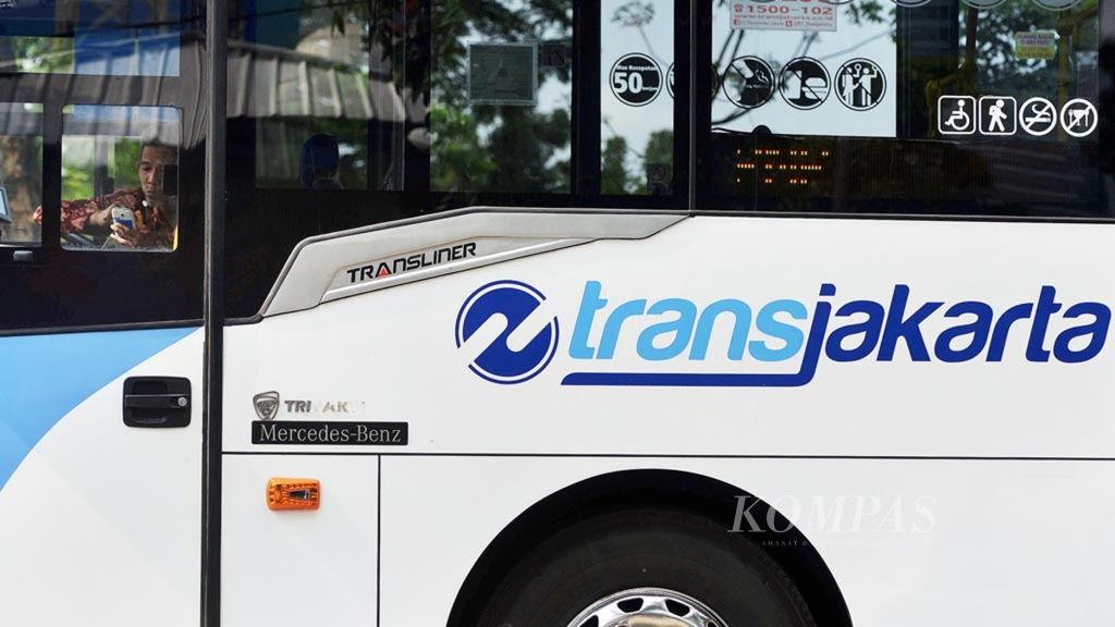 Pengemudi Transjakarta beristirahat di dalam bus saat tidak mengangkut penumpang di Jalan Galunggung, Jakarta, Senin (2/10/2017). 