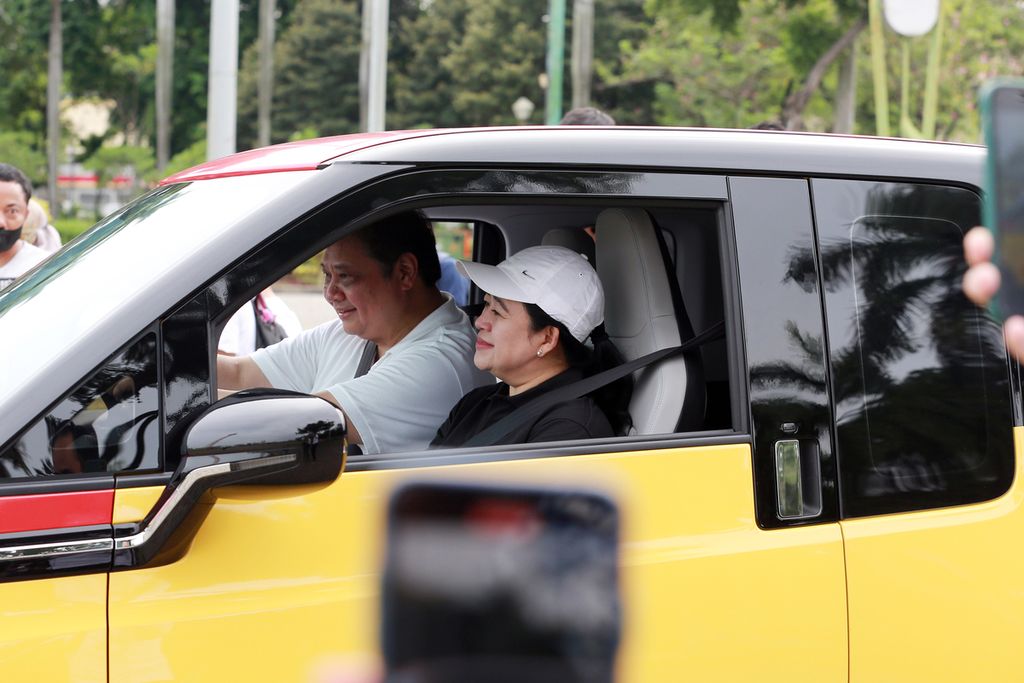 Ketua Umum Partai Golkar Airlangga Hartarto dan Ketua DPP PDI-P Puan Maharani mencoba mobil listrik setelah melakukan sarapan pagi bersama di Monas, Jakarta Pusat, Sabtu (8/10/2022). 