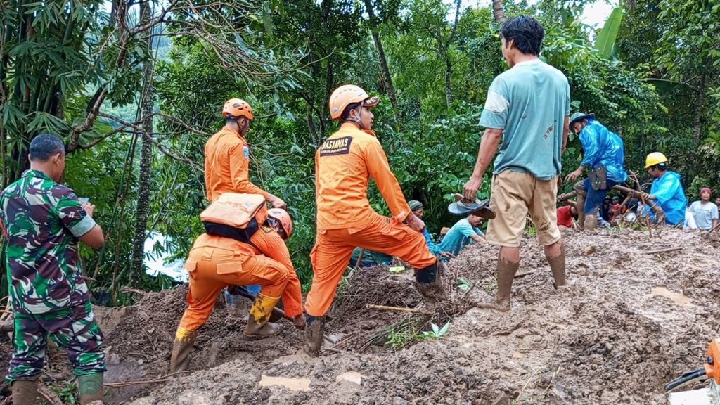 Dokumentasi Kantor SAR (Basarnas) Denpasar menampilkan upaya pencarian dan pertolongan terhadap korban tanah longsor di Desa Tribuana, Kecamatan Abang, Kabupaten Karangasem, Jumat (7/7/2023). 