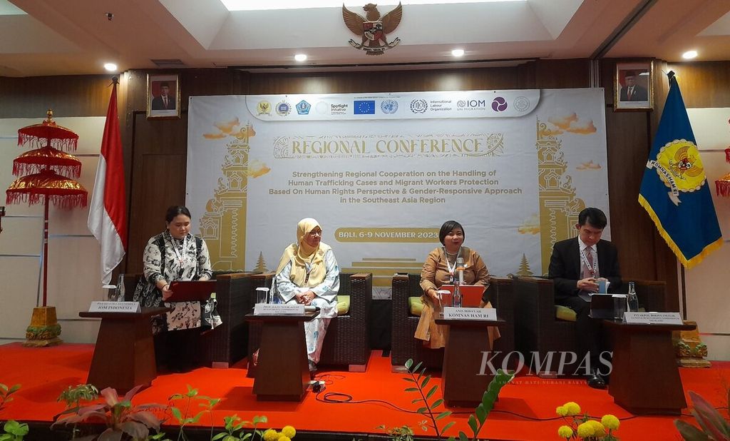 Komnas HAM menggelar Konferensi Regional Gerak Bersama Memerangi Perdagangan Orang di ASEAN di Kuta, Badung, Bali. Sesi paripurna pertama dengan diskusi yang menghadirkan pembicara, di antaranya, Komisioner Komnas HAM Anis Hidayah (kedua, kanan).