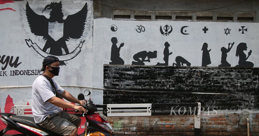 Mural bertema toleransi beragama tergambar di dinding sebuah rumah di kawasan Meruyung, Depok, Jawa Barat, Sabtu (12/9/2020). 