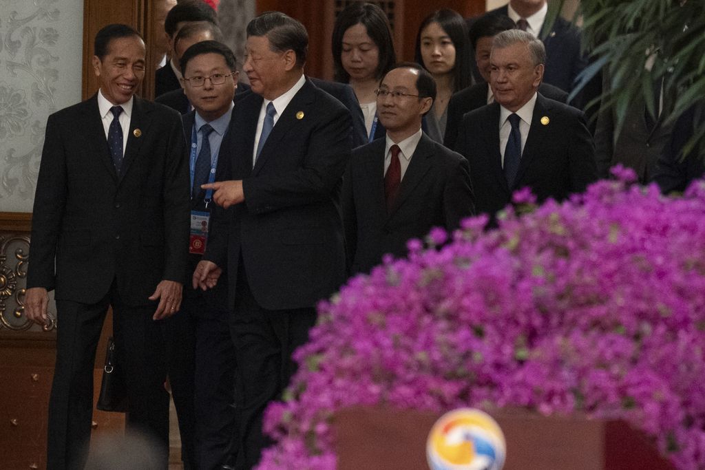 Presiden China Xi Jinping (depan, ketiga dari kiri) berbincang dengan Presiden Joko Widodo (kiri) saat keduanya dan para pemimpin lainnya tiba pada pembukaan Forum Ke-3 Prakarsa Sabuk dan Jalan di gedung Balai Agung Rakyat, Beijing, Rabu (18/10/2023). 