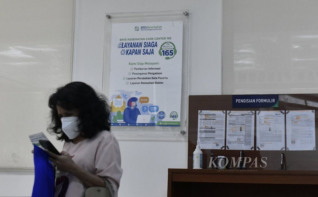 Warga mengurus administrasi BPJS Kesehatan di Kantor Cabang BPJS Kesehatan Jakarta Selatan, Jakarta, Selasa (23/11/2021). Dalam penyelenggaraan program Jaminan Kesehatan Nasional-Kartu Indonesia Sehat (JKN-KIS) BPJS Kesehatan terus mengupayakan kemudahan pelayanan dengan pemanfaatan layanan digital. 