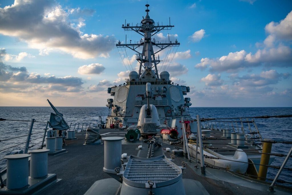Foto yang dikeluarkan Angkatan Laut Amerika Serikat pada 29 April 2020 menunjukkan kapal penghancur berpemandu rudal kelsa Arleigh-Burke, USS Barry (DDG 52), tengah beroperasi di Laut China Selatan. 